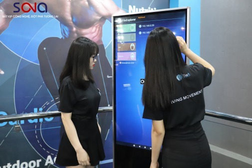 màn hình quảng cáo chân đứng 65 inch