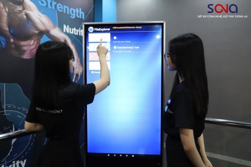 màn hình quảng cáo chân đứng 65 inch