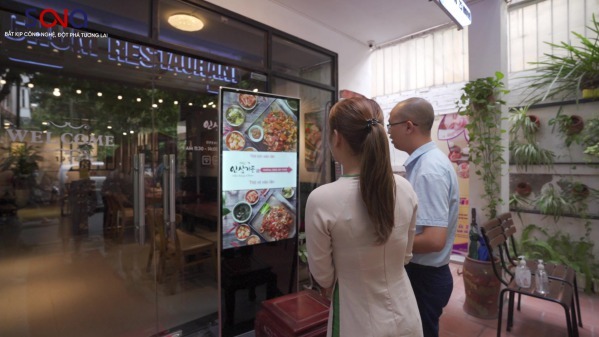 Màn hình quảng cáo chân đứng 55 inch