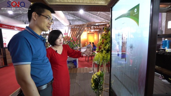 màn hình quảng cáo chân đứng 49 inch